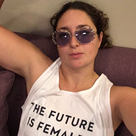 Meet your Posher, Beth - Picture 2 of 2